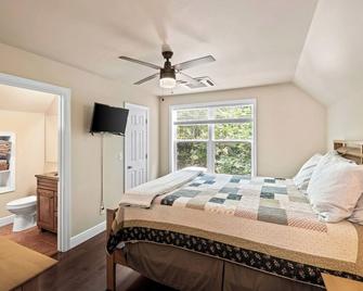 Apartment on the Knoll with private pool - Lovingston - Спальня