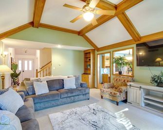 Overland Park Family Home w/ Game Room & Backyard! - Overland Park - Salon