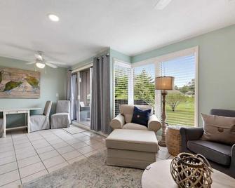 Sunny 1st Floor Condo w/ Pool: Golf, Swim & Play! - Diamondhead - Living room