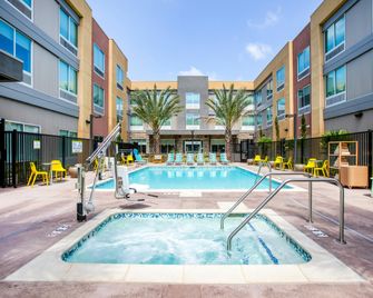 Home2 Suites by Hilton Carlsbad - Карлсбад - Басейн