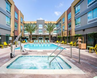 Home2 Suites by Hilton Carlsbad - קרלסבאד - בריכה