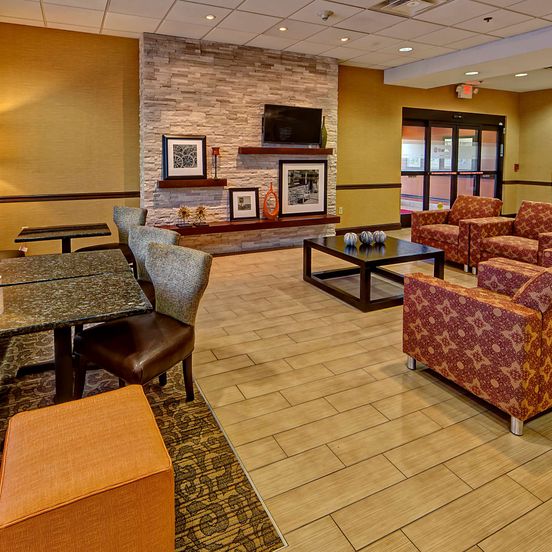 Lounge view of Hampton Inn Crossville