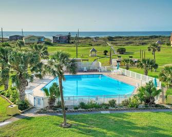2 Pools Beach Boardwalk Access Studio Sleeps 5 Beach Bungalow by AvantStay - Port Aransas - Pool