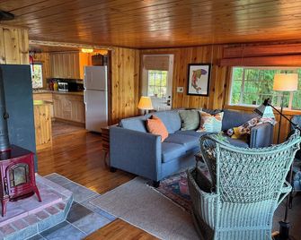 Cozy Lakefront Cottage on Sacheen Lake - Newport - Living room