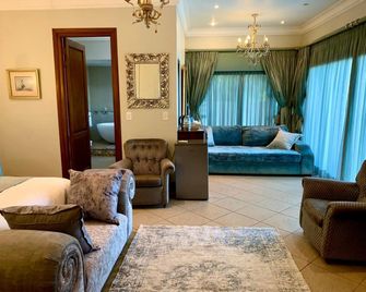 Mountain Rose Guesthouse - Louis Trichardt - Living room