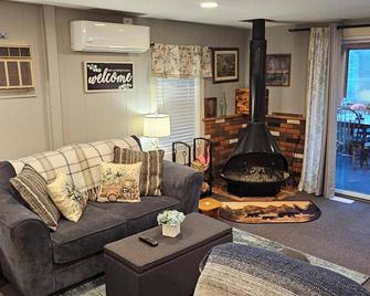 Cozy cottage on Pleasant Pond - Warner - Living room