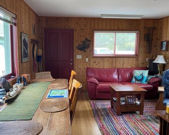 LoveJoy Cottage in quaint historic Coupeville. views of Penn Cove - Pet friendly - Coupeville - Living room