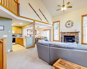 All-season escape with fireplace, deck, & grill - near Camelback & Big Pocono - Tannersville - Sala de estar