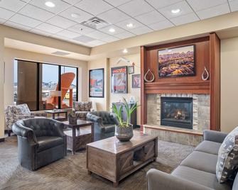 Howard Johnson by Wyndham Downtown Rapid City - Rapid City - Lounge