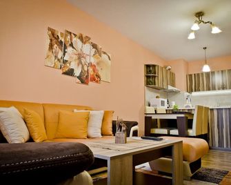 Sunflower Apartment City Center - Plovdiv - Living room