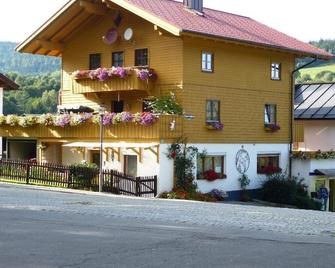 Apartment with shared balcony and WLAN - Bayerisch Eisenstein - Bâtiment