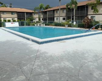 2nd floor, comfortable, and safe lodging. Hurricane protected area. - Fort Myers - Piscina