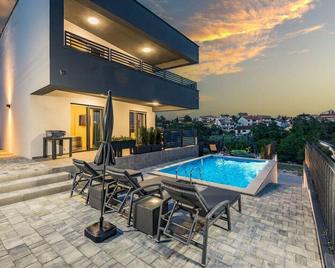 Villa Belica Comfortable holiday residence - Medulin - Zwembad