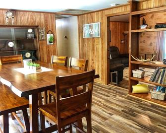 Cozytown Cottage near Whitetail Ski Resort and Hagerstown Maryland. - Greencastle - Dining room