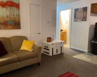 Vacation Condo #5 2BR with full kitchen, walk to river and shops, pets welcome - Hardy - Huiskamer