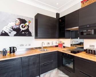 L-Spa Boutique Apartments - Stylish Regency two bedroom apartment - Warwick - Kitchen