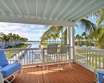Waterfront Luxury Villa With Sunset Views And Boat Slip 3 Bedroom Townhouse by RedAwning - Marathon - Balcón