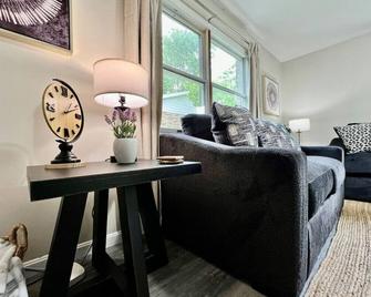 Quaint and Cozy 3 Bed home in Liberty Twp. - Liberty Township - Living room
