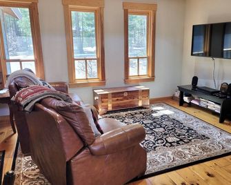 Four Sisters Lodge 3 Bedroom Option-Dog Friendly, Walk to Ski Trail! - Mazama - Living room