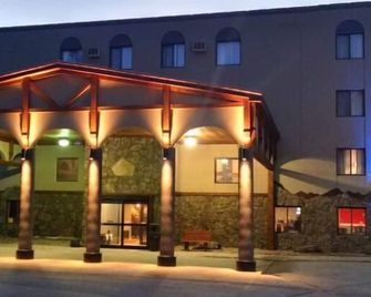 Blackstone Lodge And Suites - Lead - Building