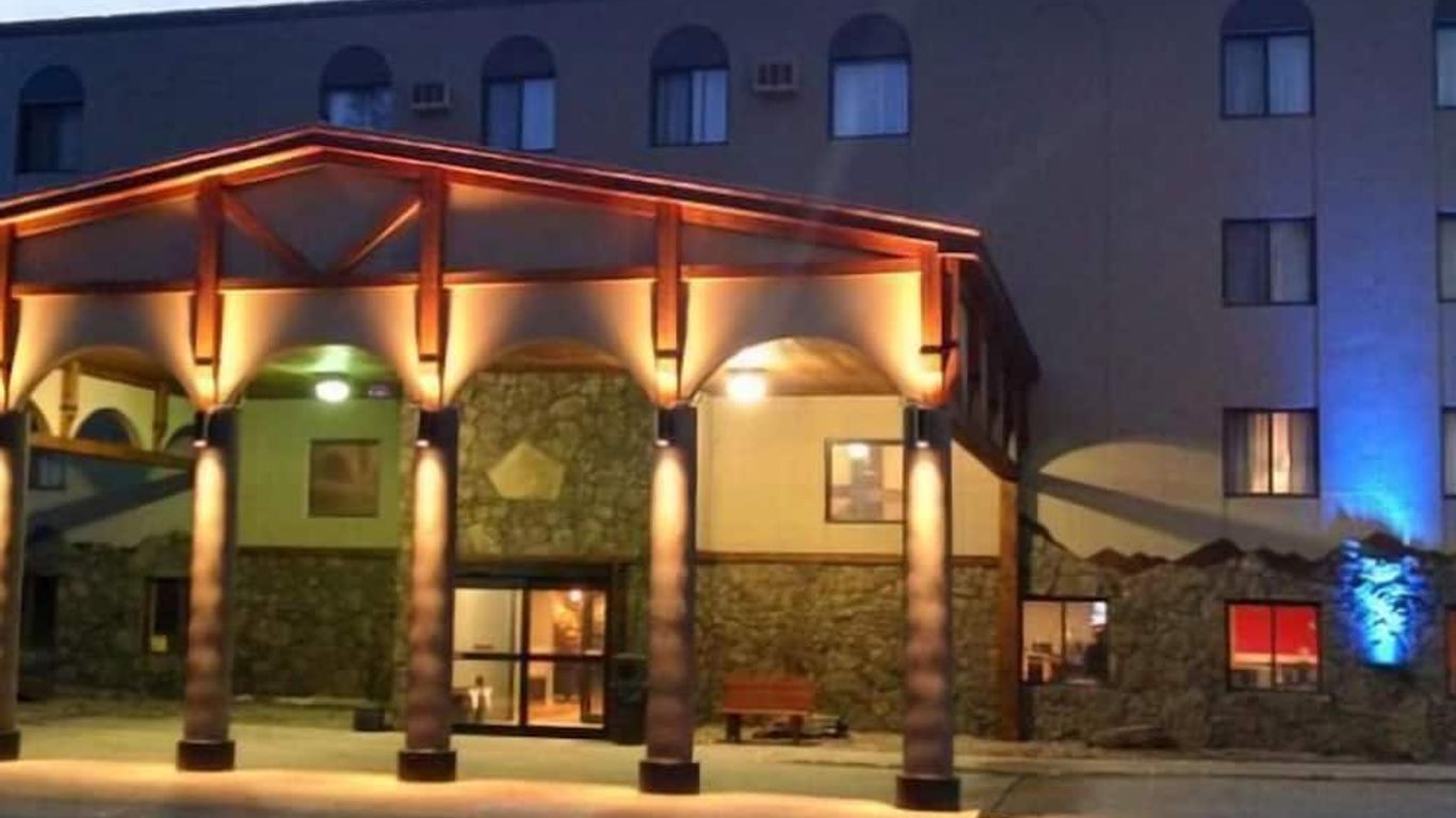 Blackstone Lodge And Suites