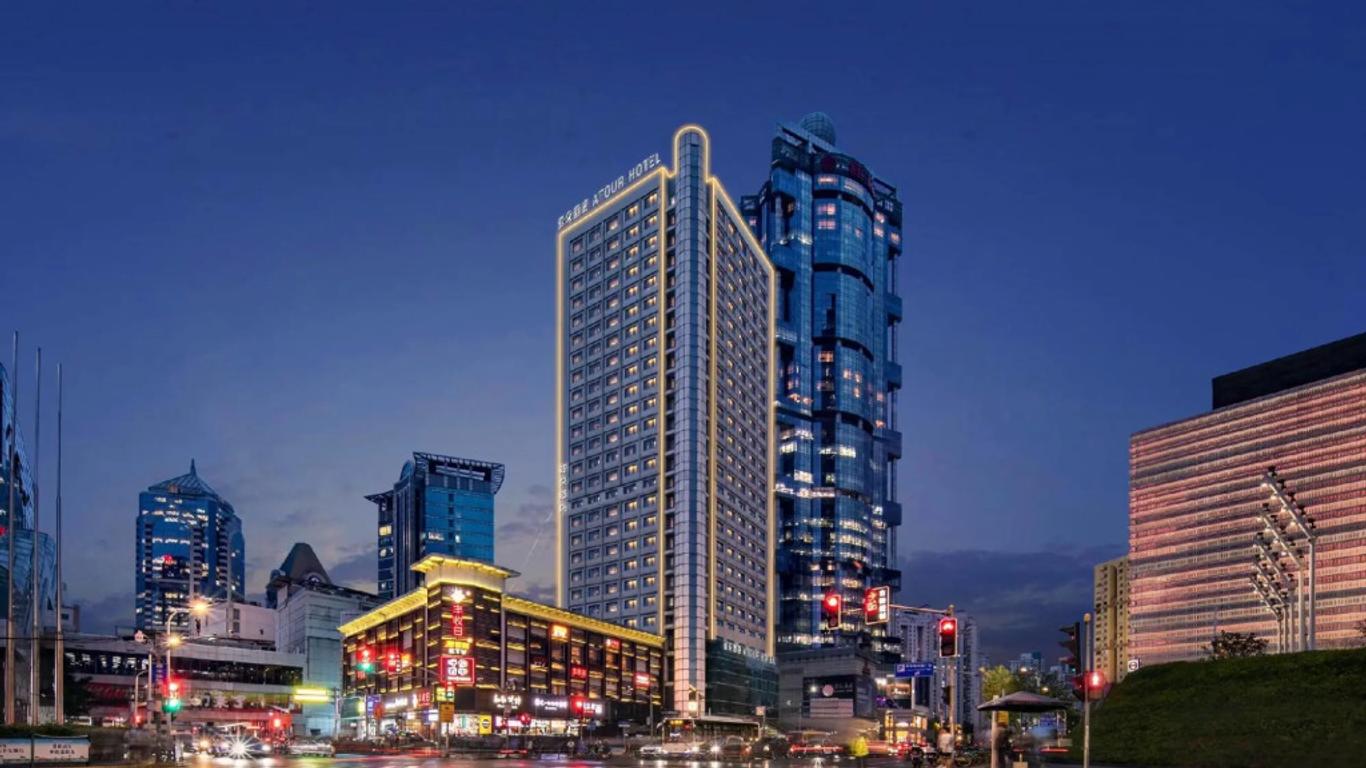 上海陆家嘴八佰伴亚朵酒店