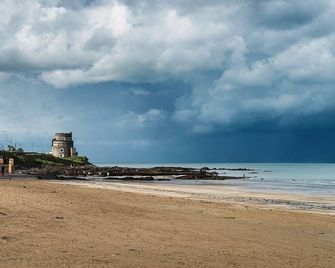 Conveniently Located, 2 Bedroom Modern Apartment - Dublín - Playa