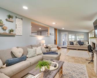 Lakefront Home with Screened Porches in Frostproof! - Frostproof - Living room