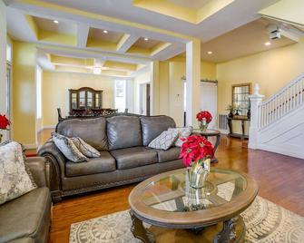 Inviting Connellsville Getaway w/ Deck! - Connellsville - Sala de estar