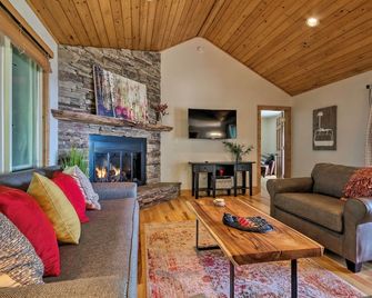 Cabin with Fireplace and Mountain Views 5 Mi to Boone - Blowing Rock - Living room