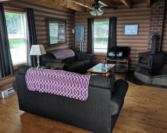 Smith Rock Chalets - Scotsburn - Living room
