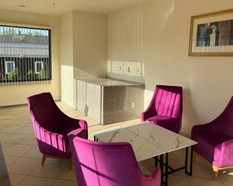 The Hamlet Inn at Warwick - Warwick - Front desk