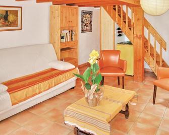 1 bedroom stunning home in Caderousse - Caderousse - Sala de estar