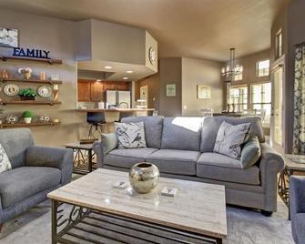 Dog Friendly Cozy Quiet Eagle ID Home sleeps 6 - Eagle - Living room