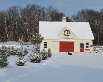 Quaint Cottage On Christmas Tree Farm In Se Coastal Rhode Island - Tiverton - Building