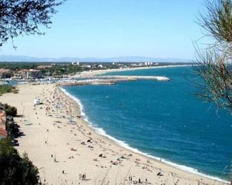 Villa in Le Boulou with Scenic Hilltop Views - Le Boulou - Strand