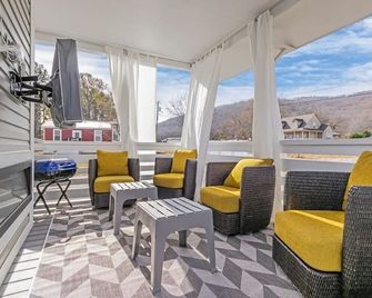 Petite Retreat by Green Mountain - Cozy Byrd Nest - Owens Cross Roads - Balcony