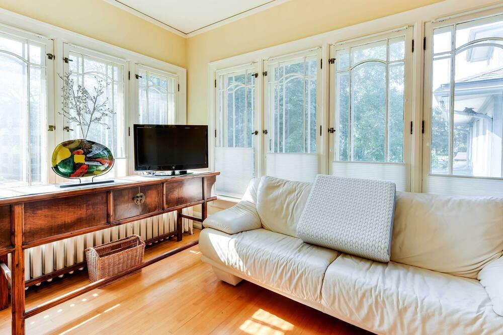 Charming Mpls Home W/ Patio - Walk To Uptown! - Minneapolis - Living room