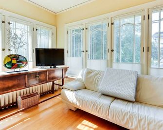 Charming Mpls Home W/ Patio - Walk To Uptown! - Mineápolis - Sala de estar