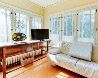 Charming Mpls Home W/ Patio - Walk To Uptown! - Minneapolis - Living room
