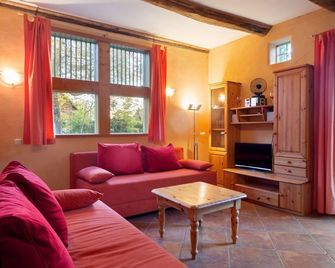 Historic Half Timbered Farm in Hohnebostel near Water Sports - Langlingen - Sala de estar