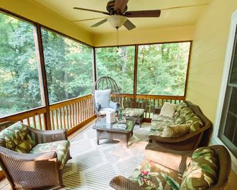 Modern cabin near Table Rock/Pretty Place - Cleveland - Living room
