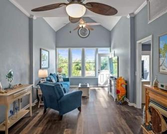 Aqua Haven - Second Street from Beach Home - Holden Beach - Living room