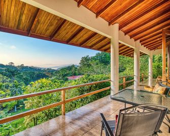 Lakeview retreat, large 3BR villa w/volcano view, fiber-optic and all the birds! - Tilarán - Balcony