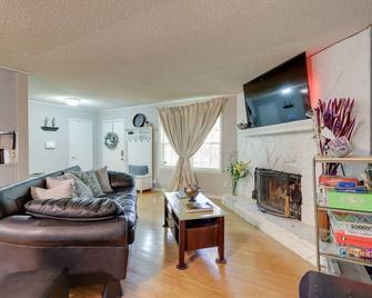 Jonesboro Home w/ Screened-In Porch & Fire Pit! - Jonesboro - Living room