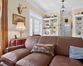 Cozy Hunter s Retreat Wraparound Porch Fireplace - Thomson - Sala de estar