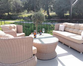 A home from home but with added sunshine! Sleeps up to eight - Lápithos - Balkon