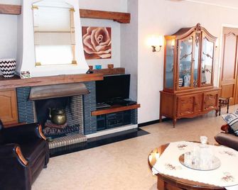 Nice home in Ruiselede with sauna - 루이셀레드 - 거실