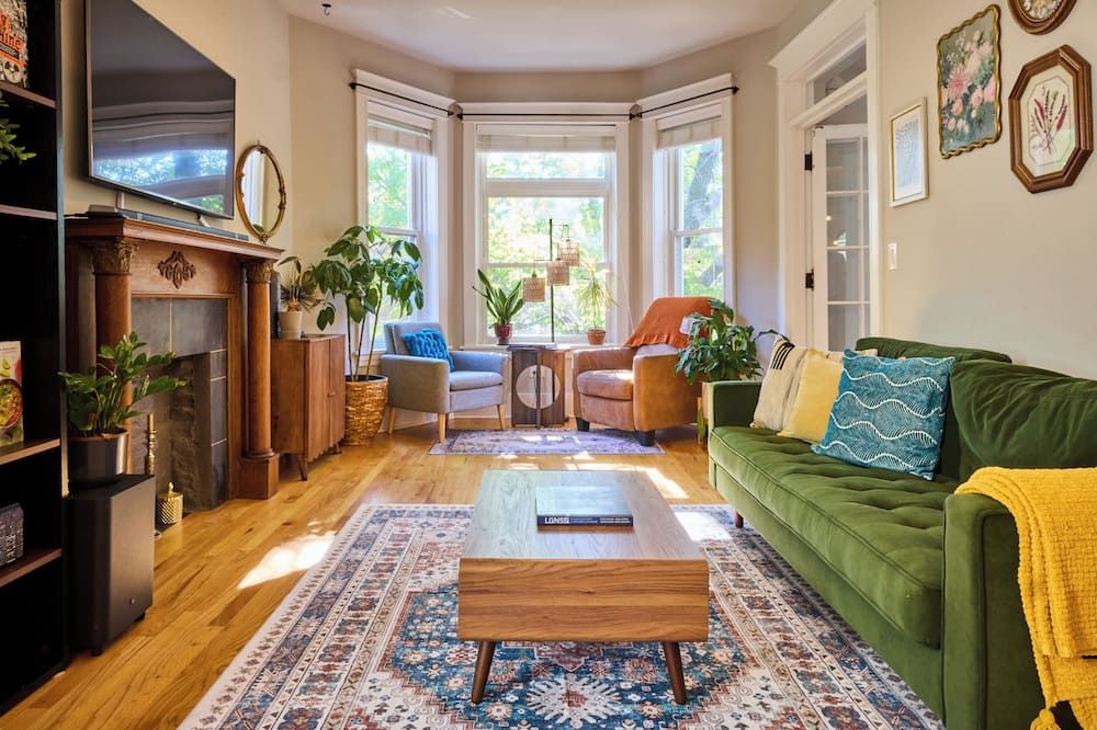 A chic second-floor plant-filled retreat in Chicago's Logan Square neighborhood. - שיקאגו - סלון