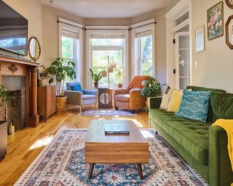 A chic second-floor plant-filled retreat in Chicago's Logan Square neighborhood. - Chicago - Sala de estar